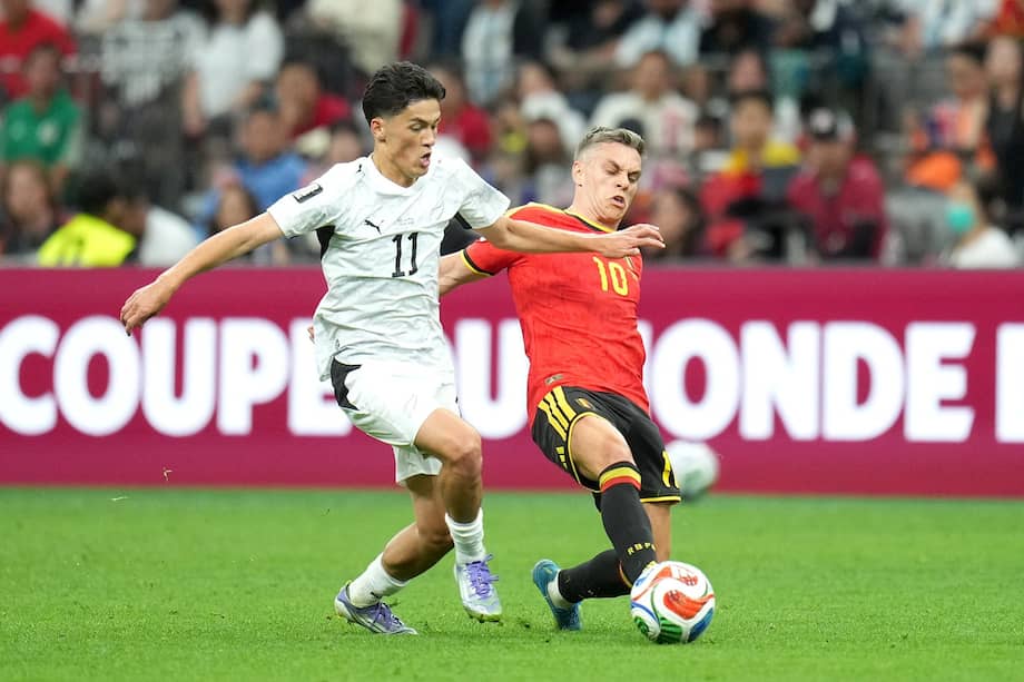 Leandro Trossard (der.) fue la figura de la victoria 5-1 de Bélgica sobre Nueva Zelanda.