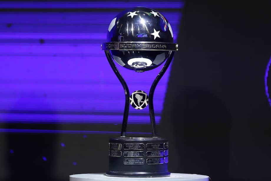 El trofeo de la Copa Sudamericana.