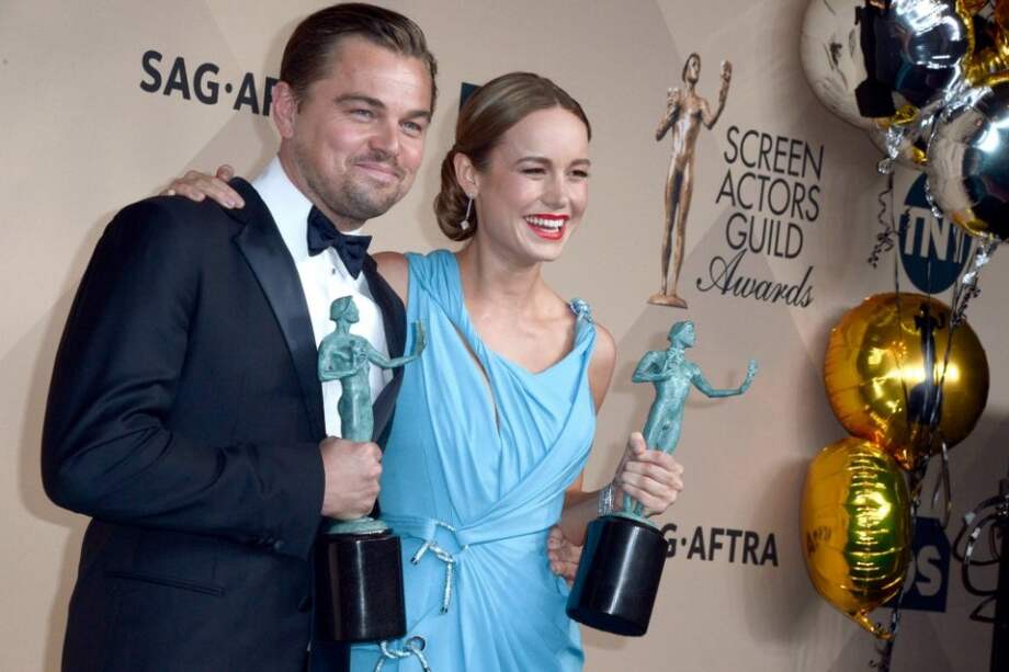 Leonardo DiCaprio junto a la actriz Brie Larson. /AFP