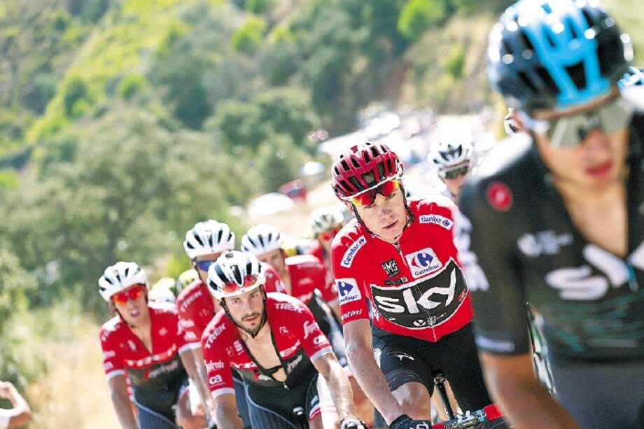 Froome y su poderoso Sky tendrán dos días claves para mantener la camiseta roja. / Efe