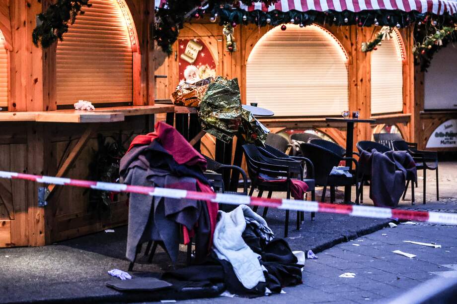 FOTODELDÍA MAGDEBURGO (ALEMANIA), 21/12/2024.- Prendas de ropa apiladas en sillas se ven detrás de un cordón policial después de un atropello en un mercadillo de Navidad en Magdeburgo, en el este de Alemania, en un atentado cometido aparentemente sin cómplices por un médico saudí que llevaba desde 2006 en el país centroeuropeo y que se encuentra detenido, según las autoridades regionales. EFE/ Filip Singer