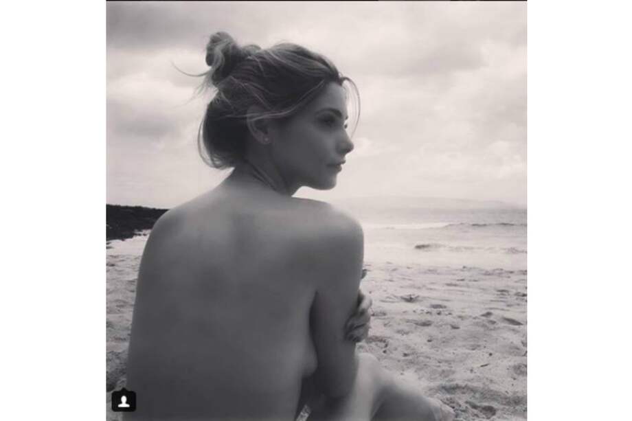 La actriz Ashley Greene posando desnuda en una playa de Hawái durante su luna de miel. / Cortesía