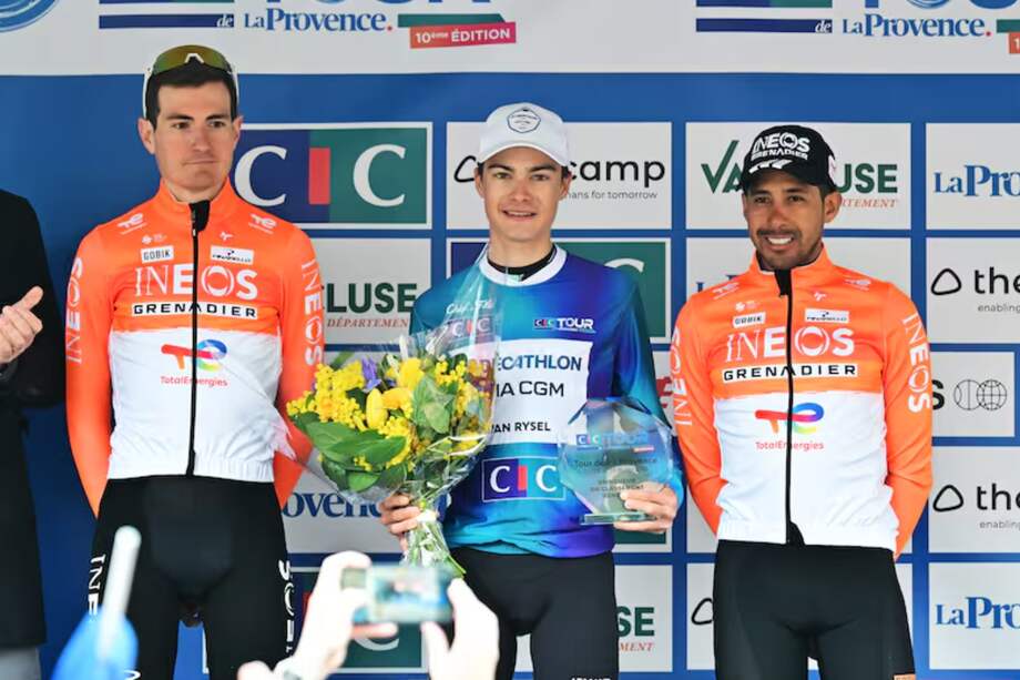 Brandon Rivera (der.), con la camiseta de Ineos.