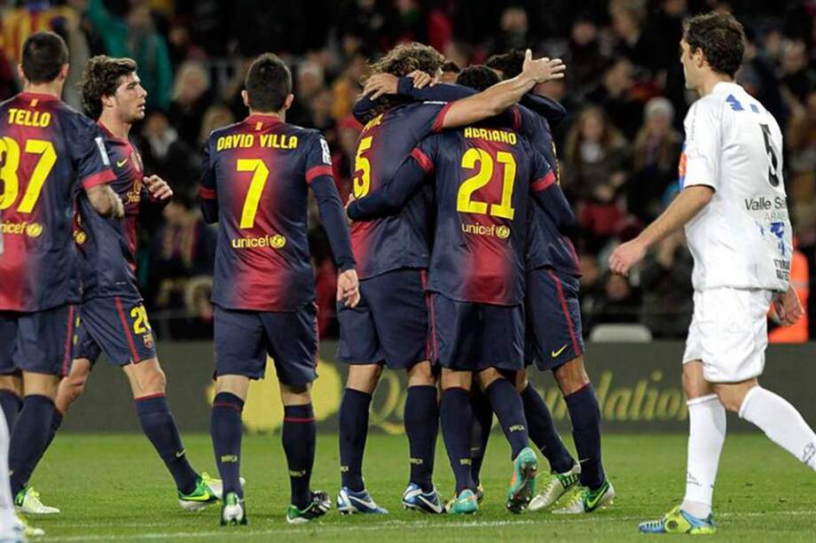 Jugadores del FC Barcelona celebran el gol marcado por el defensa brasileño Adriano Correia, ante el Alavés. / EFE
