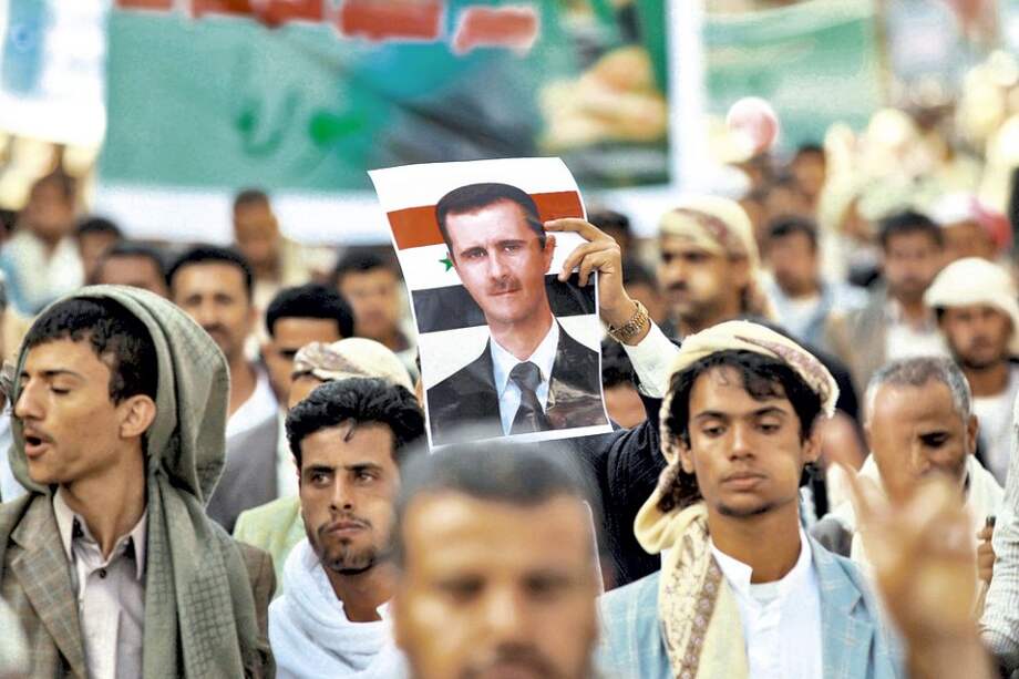 Un grupo de chiíes en Saná (Yemen) marchan en respaldo del régimen de Bashar al Asad, que pertenece a la minoría alawita, una vertiente del chiísmo. /AFP