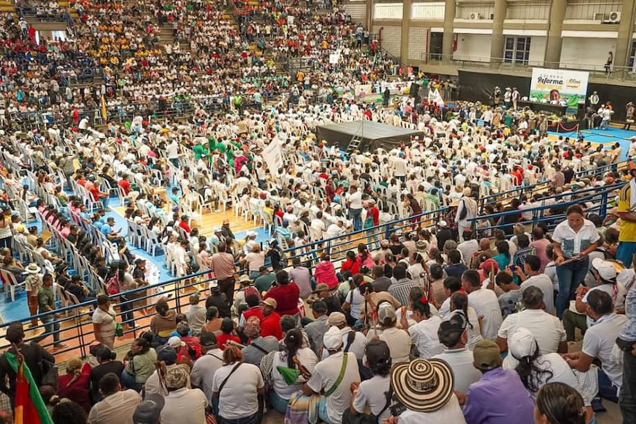 La asamblea fue realizada en el Coliseo Miguel Happy Lora, en Montería, a la que asistieron 7.000 campesinos.