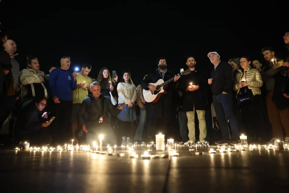 La gente enciende velas en solidaridad con las víctimas del ataque a tiros de la comunidad judía en Bondi Beach, Sídney, Australia.
