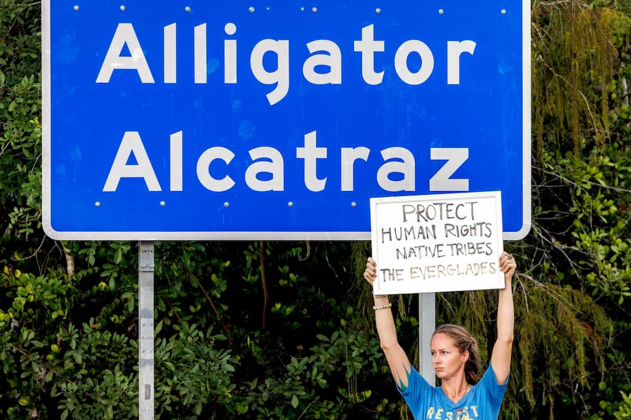 Un activista participa en una protesta en la entrada del centro de detención Alligator Alcatraz en Ochopee, Florida, EE. UU., el 2 de noviembre de 2025.
