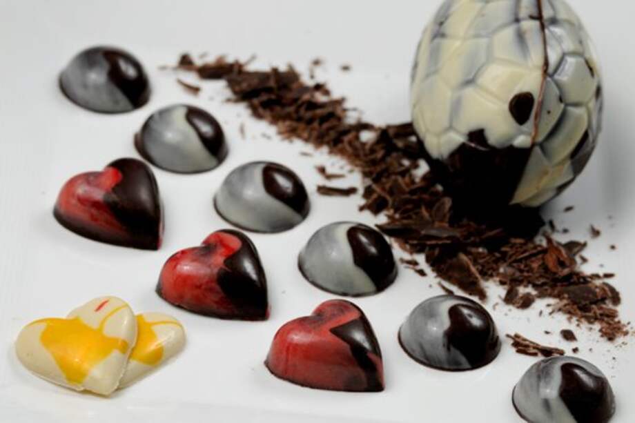 Después de los chocolates, los colombianos optan por comprar ropa, joyas y flores como regalo.