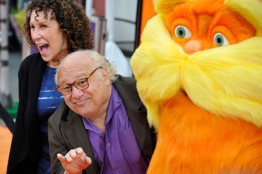 Danny DeVito y Rhea Perlman en el estreno de "Dr. Seuss: El Lorax". / AFP