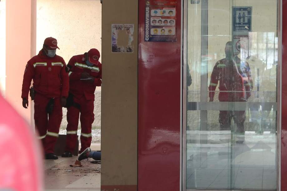 Varios bomberos inspeccionan el lugar del accidente el que murieron varios estudiantes, en El Alto (Bolivia).