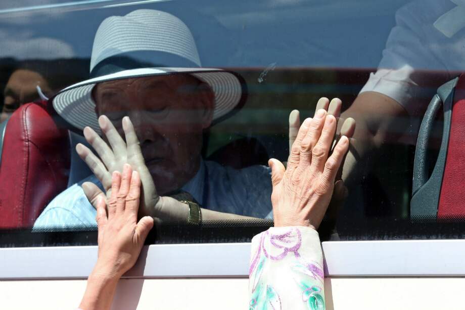Familias norcoreanas se despiden a sus familiares surocreanos tras los reencuentros en el complejo de Mount Kumgang en Corea del Norte. / EFE