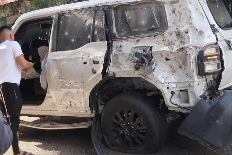 Según detalló la Policía Nacional, al paso del vehículo fue activado un artefacto explosivo. El comandante de la estación, junto con el conductor, salieron ilesos.
