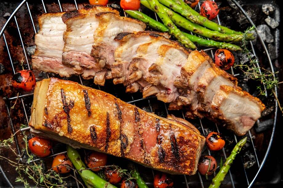 Tocino barriguero a la parrilla con ensalada grillé.