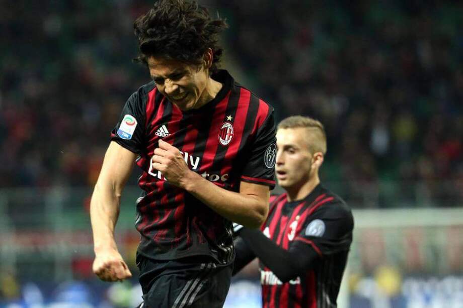 Matías Fernández, volante 10 de la selección chilena, en su etapa como jugador del Milan de Italia. / EFE