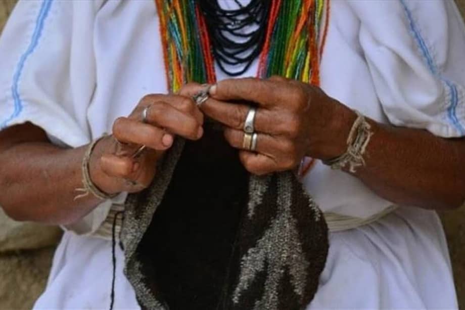 Indígena arhuaca de la Sierra Nevada de Santa Marta teje una mochila con el símbolo de una hoja. / (Foto - Cortesía Kunsamu)