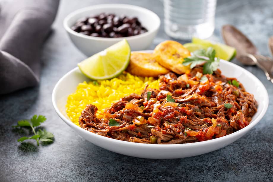 Esta carne desmechada puede servirse con platanitos en moneda, arroz o con unas buenas lentejas.