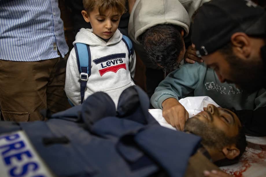 Familiares del periodista palestino Mahmoud Wadi lloran su cuerpo en el Hospital Nasser de Khan Younis, en el sur de la Franja de Gaza, el 2 de diciembre de 2025. Wadi, periodista freelance palestino, murió en un ataque israelí en el centro de Khan Younis. EFE/EPA/HAITHAM IMAD