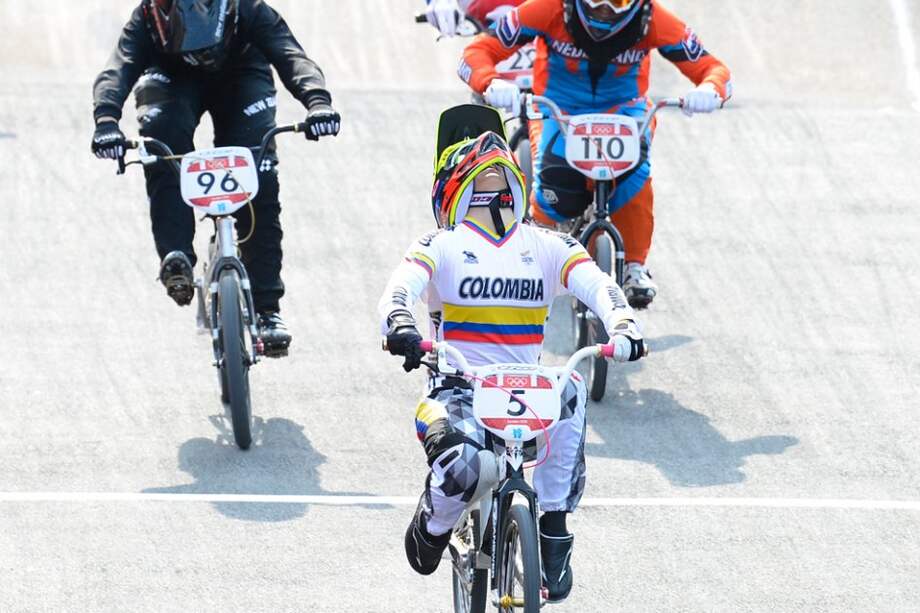 Momento en el que Mariana Pajón cruza la meta en primer lugar y conquista el oro de Londres 2012 / AFP