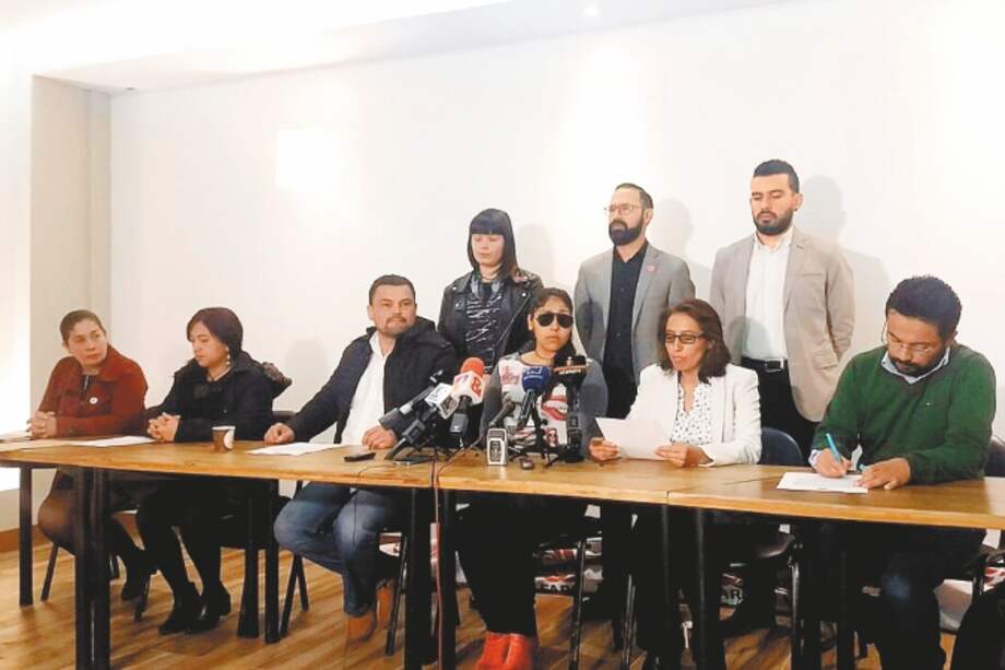 En rueda de prensa, Leydy Johana Poblador relató las amenazas de las que fue víctima. / Archivo particular