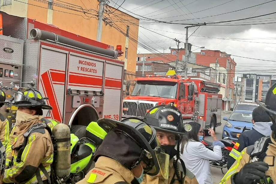 Dos personas estarían manipulando thinner y pinturas, lo que habría generado gases inflamables que minutos después ocasionaron una fuerte explosión. Las dos personas heridas se encuentran fuera de peligro.