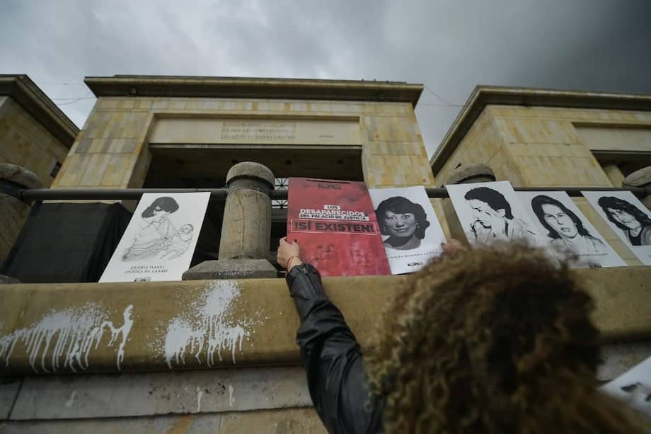 "Las entidades han contribuido a que este caso llegue a estar 35 años después sin conocer la verdad (...) Aquí ha habido una manguala desde el mismo Estado para permitir que la toma ocurriera", pronunció Rene Guarín, hermano de Cristina Guarín Cortés, en un acto de conmemoración.