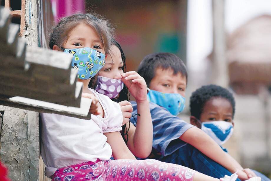 Hay 300.000 niños de colegios oficiales sin recursos tecnológicos para estudiar.