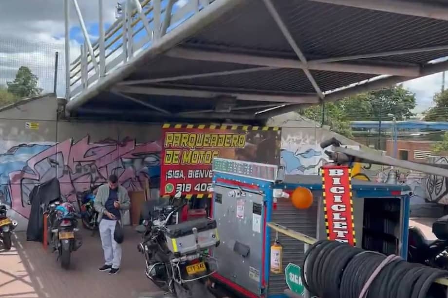 Motocicletas y un taller improvisado fueron denunciados por ocupar el espacio público debajo de un puente peatonal en inmediaciones del parque Simón Bolívar.
