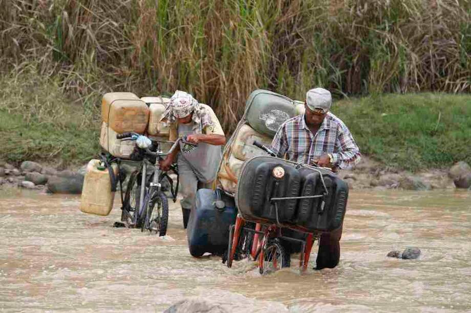 Los pasos fronterizos del Zulia y el Táchira se enfrentan a diario al contrabando de víveres y gasolina. / AP