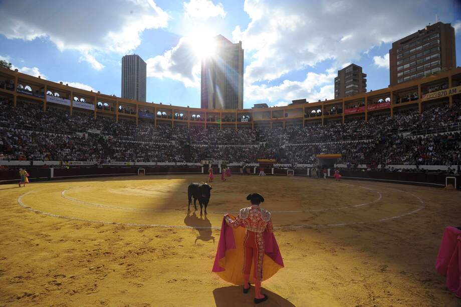 Al finalizar la primera corrida, las autoridades encontraron una caja de alcohol. / Cristian Garavito - El Espectador