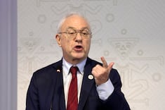 AME7552. SANTA MARTA (COLOMBIA), 09/11/2025.- El canciller de Uruguay, Mario Lubetkin, ofrece declaraciones al final de la IV Cumbre CELAC-UE este domingo, en Santa Marta (Colombia). La Unión Europea (UE) y la Comunidad de Estados Latinoamericanos y Caribeños (CELAC) instaron este domingo a todas las partes del conflicto en Gaza a comprometerse con la paz y garantizar el acceso "inmediato y sin trabas" de la ayuda humanitaria. EFE/ Carlos Ortega
