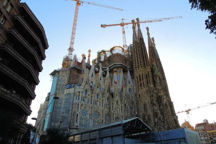 Gaudí construyó la primera fachada de la catedral cuando la tecnología de las grúas todavía no existían. En su lugar, utilizó andamios. / Pixabay