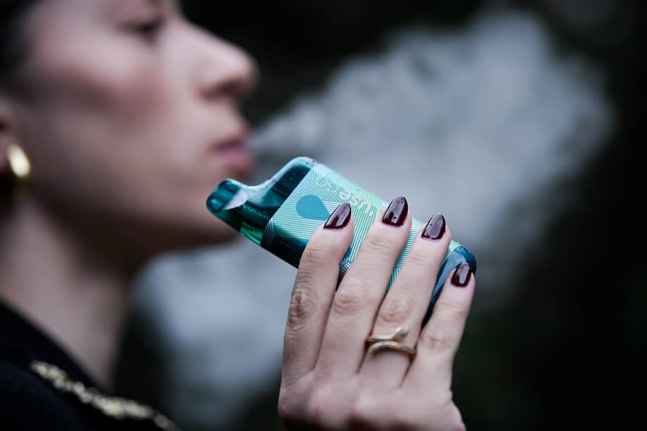 Vapeadores o cigarrillos electrónicos.