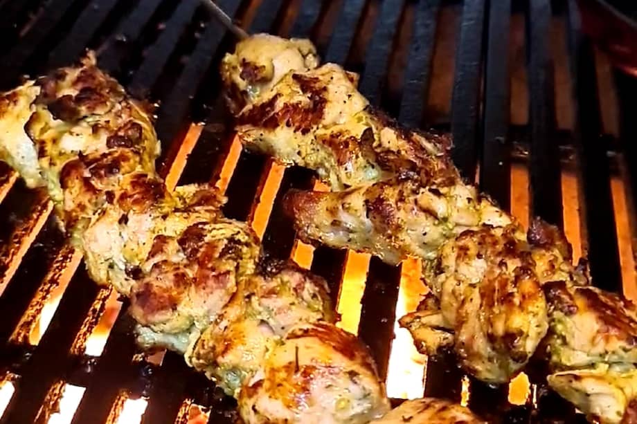 Sazone el pollo con sal y pimienta y marínelo con los demás ingredientes. Deje reposar durante 10 minutos. / Cortesía de Harry Sasson