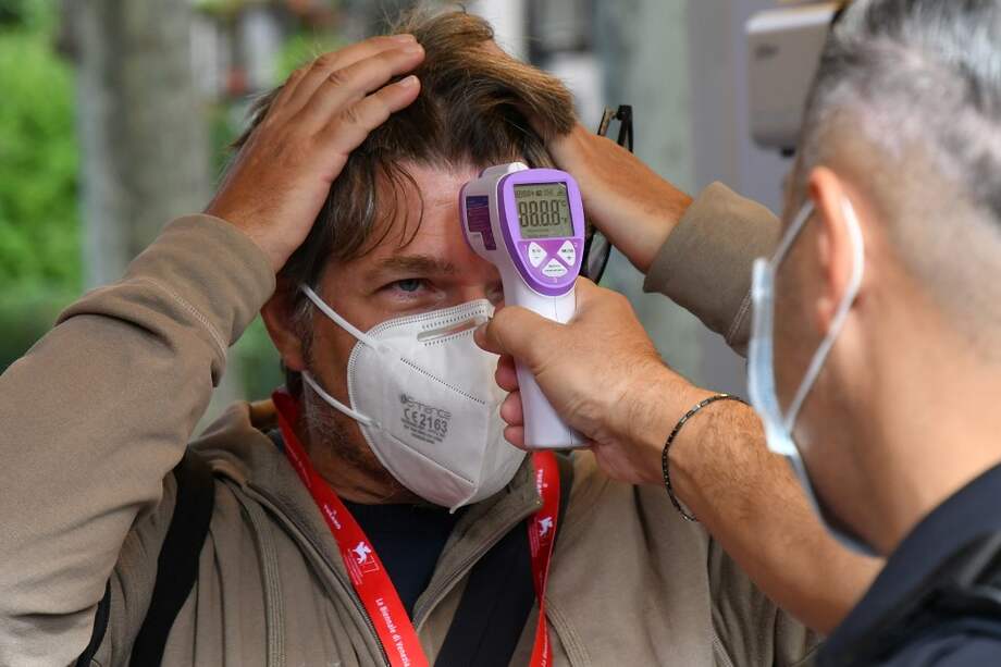 Un médico de Médicos sin Fronteras se toma la temperatura, una medida ampliamente usada en sitios con aglomeraciones como centros comerciales u hospitales. / MSF