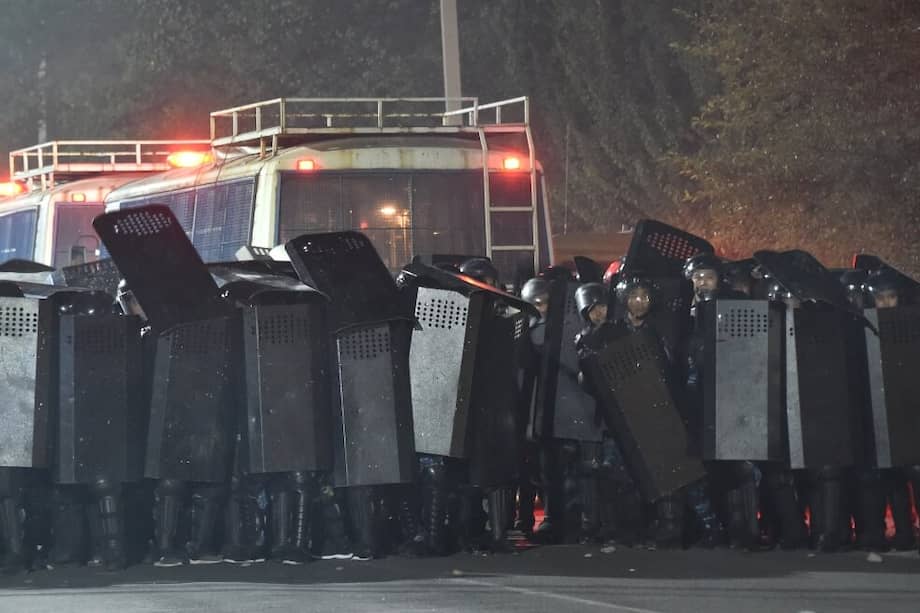 Fuerzas especiales bloquearon los alrededores de la residencia del expresidente Almazbek Atambayev. / AFP