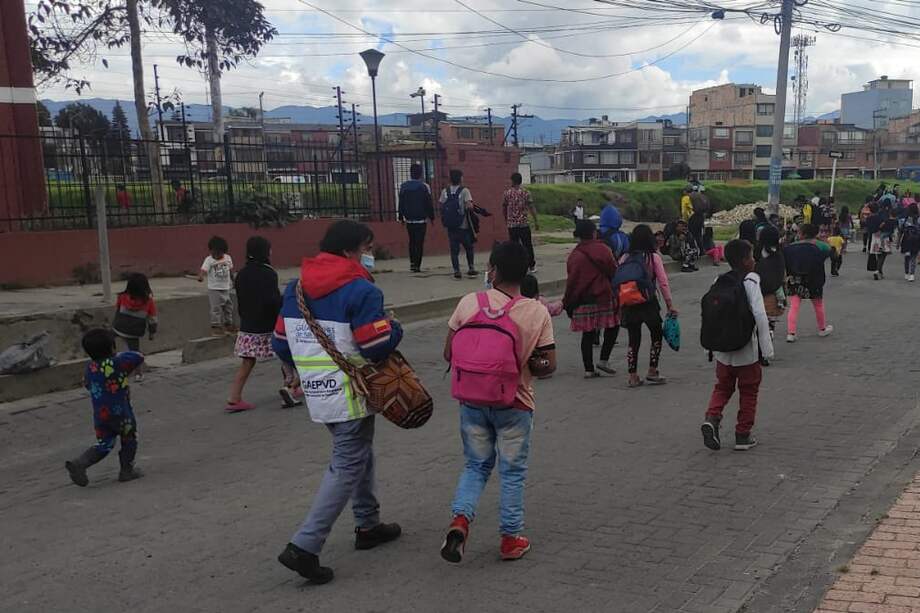Manifestación indígena afecta la movilidad en la calle 80.