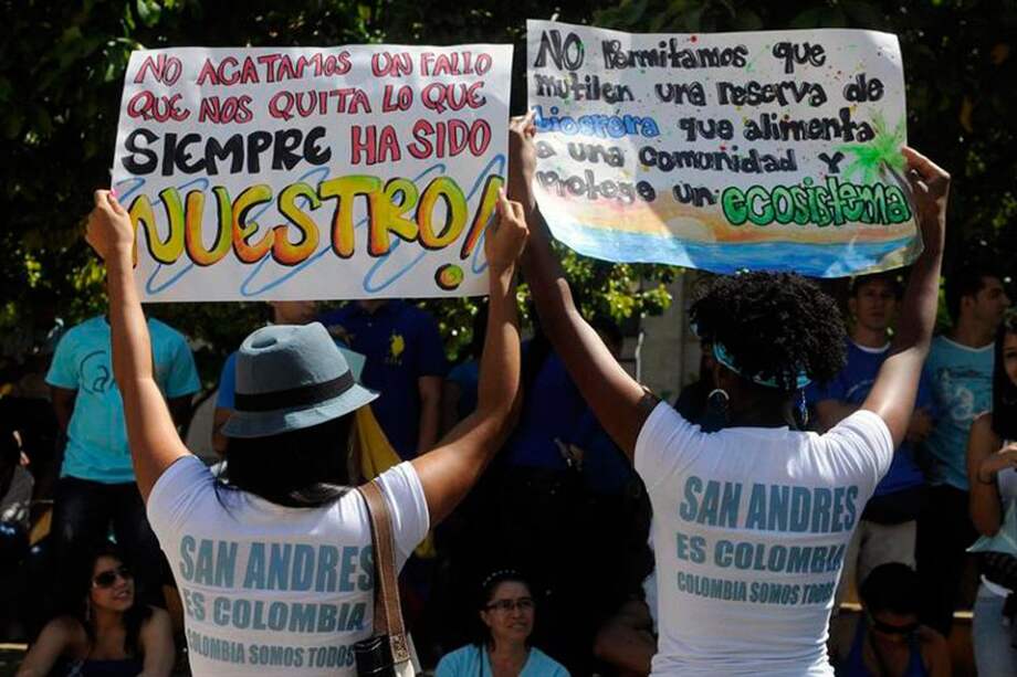 Mujeres participan en una protesta en rechazo al fallo de la Corte Internacional de Justicia (CIJ) que redefinió las fronteras marítimas entre Colombia y Nicaragua.