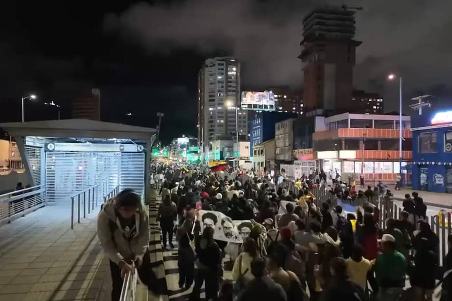 Manifestación en la calle 26 tras jornada electoral de segunda vuelta.