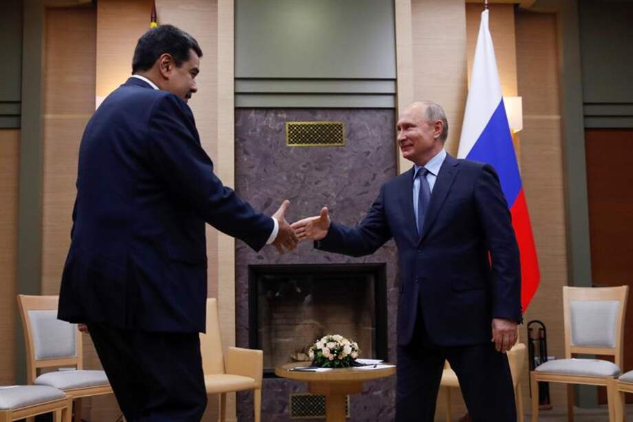 El presidente de Venezuela, Nicolás Maduro, saluda a su homólogo de Rusia, Vladimir Putin. / EFE