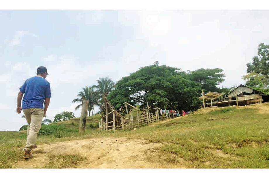 Un colombiano solicitante de refugio camina hacia su casa en el estado de Barinas, Venezuela.