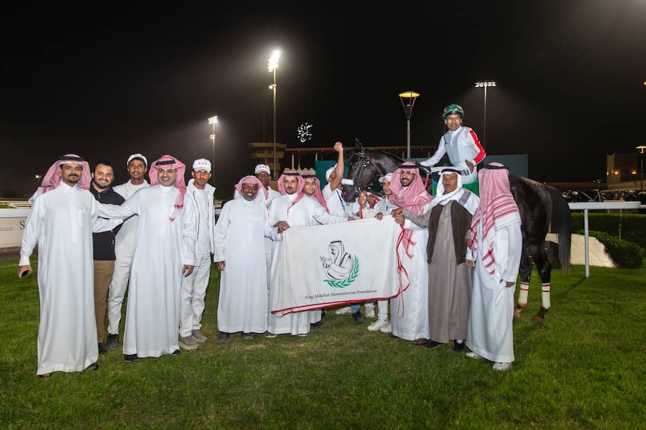 Camilo Ospina luego de ganar una de las millonarias carreras para el criadero de los hijos del rey de Arabia Saudita.