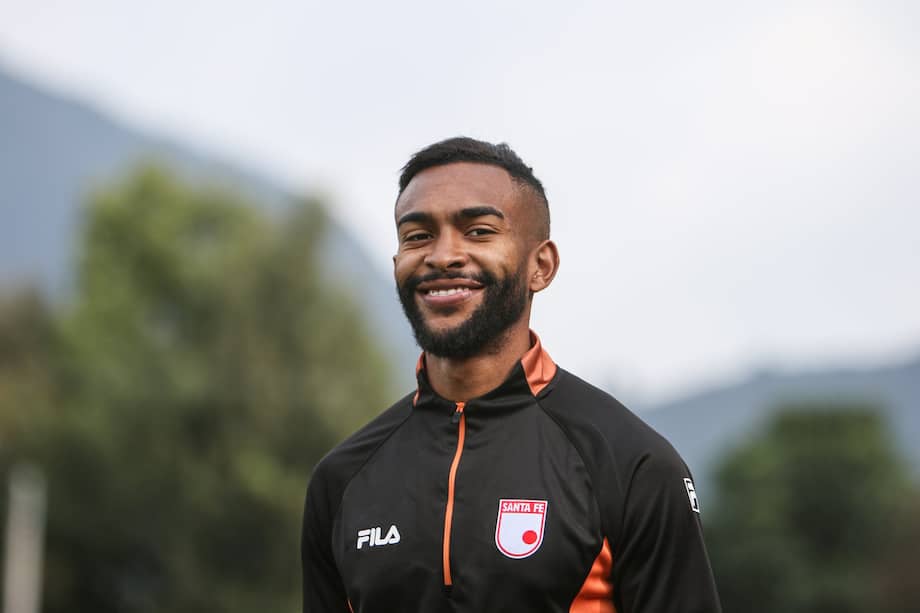 Jersson González, jugador de Santa Fe, luce la nueva indumentaria del león hecha por la marca deportiva Fila