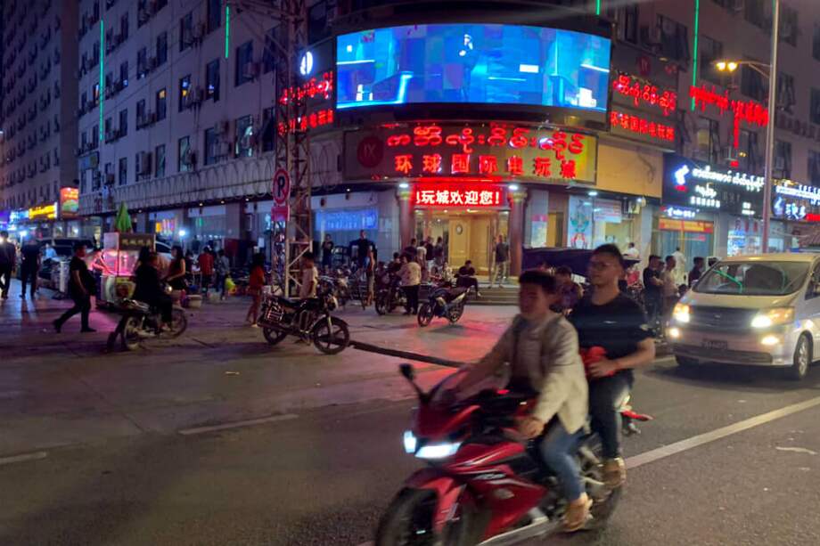 La prostitución, las drogas y el juego, prohibidos en China, hacen que Mongla duerma de día y se despierte de noche. / AFP