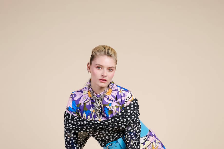 Fotografía del 26 de enero de 2026 cedida por Kapture Studio que muestra a una modelo luciendo una creación de la casa C'Madier, de Lina Corredor Cemedin, firma que forma parte del colectivo colombiano Puente. / EFE/ Kapture Studio