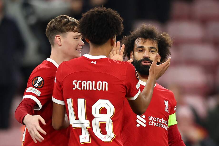 Mohamed Salah (R) de Liverpool celebra con sus compañeros tras anotar durante el partido del Grupo E de la UEFA Europa League entre Liverpool y Toulouse en Liverpool, Gran Bretaña, el 26 de octubre de 2023.