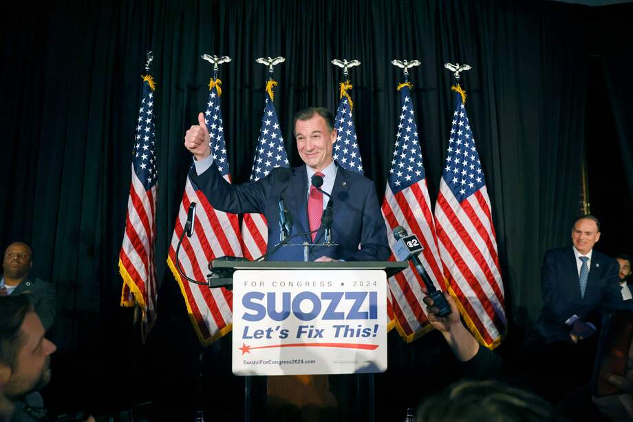 El congresista electo Tom Suozzi saluda a la multitud después de ganar las elecciones especiales para el 3er distrito del Congreso de Nueva York en su evento de la noche electoral en el Crest Hollow Country Club en Woodbury, Nueva York.