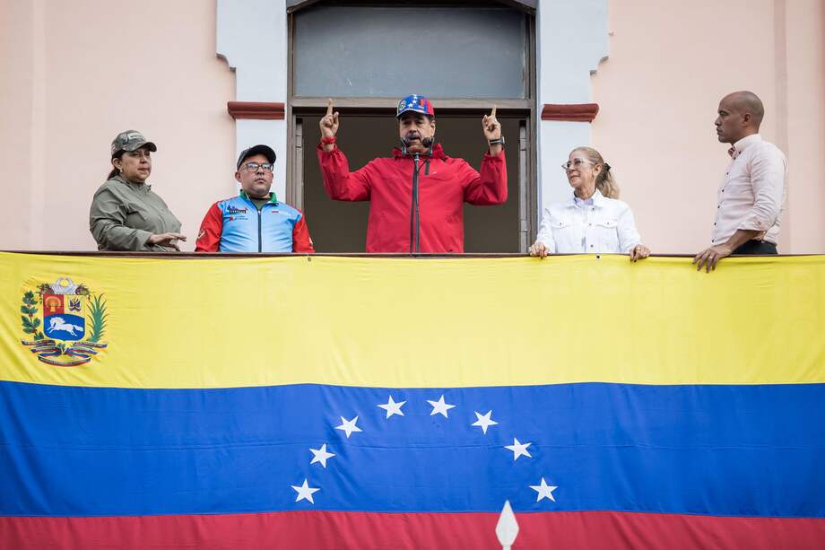 AME849. CARACAS (VENEZUELA), 20/04/2025.- Fotografía del 23 de enero de 2025 donde se observa a Nicolás Maduro en un acto de Gobierno, en Caracas (Venezuela). Nicolás Maduro llegó este domingo a los primeros 100 días de su controvertido tercer mandato en Venezuela, marcados por cuestionamientos a su legitimidad, sanciones y el retorno de más de 2.500 migrantes, en su gran mayoría deportados por Estados Unidos. EFE/ Miguel Gutiérrez