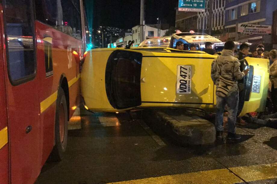Sobre las 8:30 de la noche de este martes en la calle 6 con carrera 19, un bus de Transmilenio chocó contra un taxi, provocando la muerte de un pasajero. / Angie Camacho/Noticias Caracol