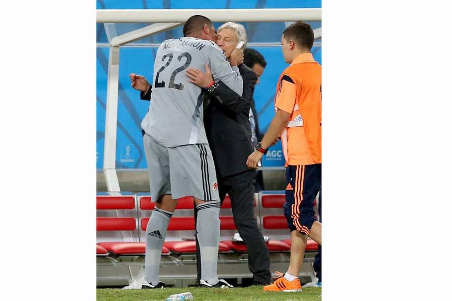 Así le agradeció Faryd Mondragón a José Pékerman sus minutos de juego frente a la selección de Japón. / EFE